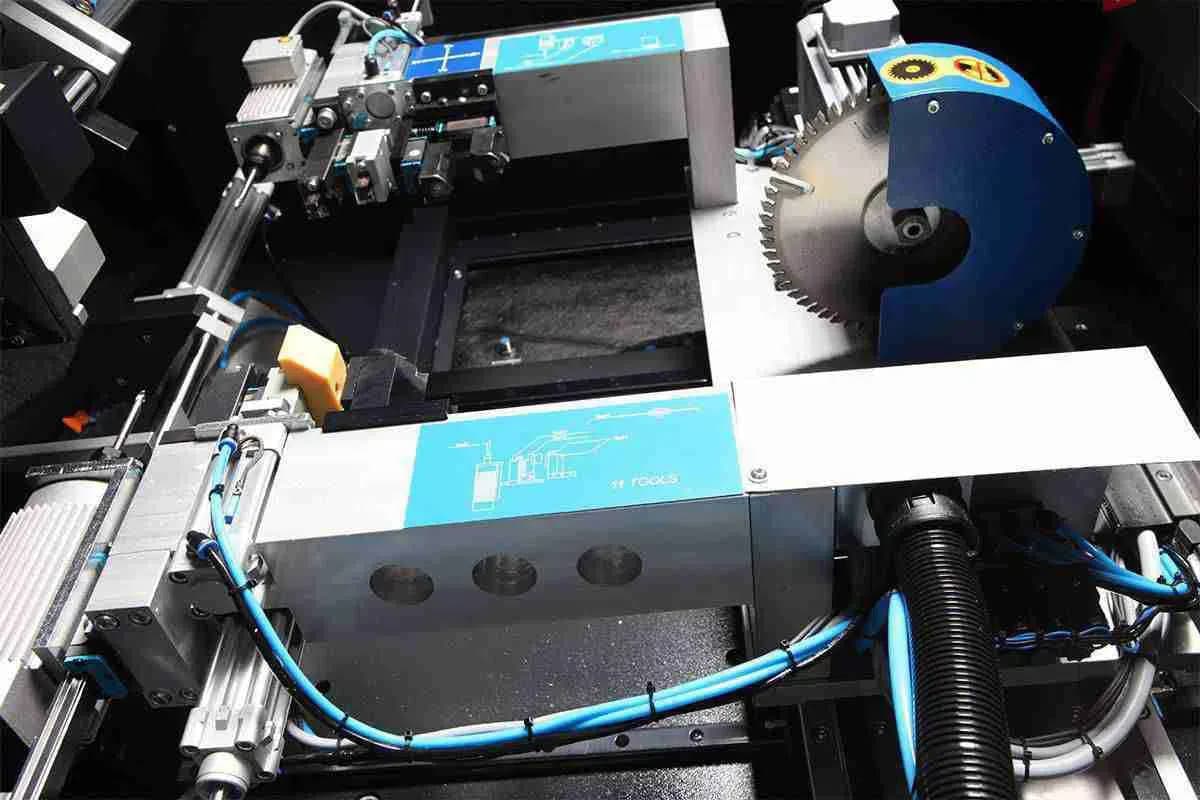 Mașina de Curațat Colturi CNC ptr. Profile PVC (2 axe) - OMR119