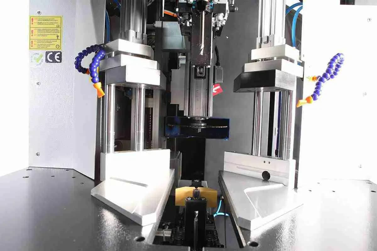 Mașina de Curațat Colturi CNC ptr. Profile PVC (2 axe) - OMR119