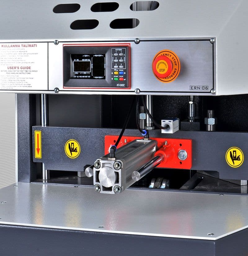 Mașina de Curațat Colturi Semiautomat ptr. Profile PVC (4 freze) - CN601